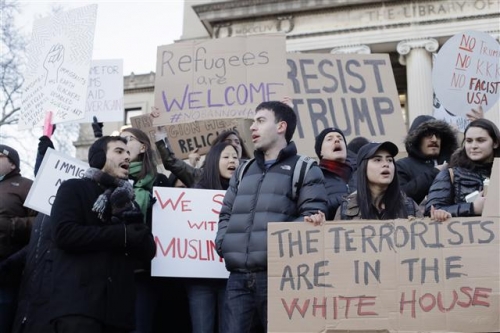 ▲미국 뉴욕에서 컬럼비아대 학생들이 30일(현지시간) 트럼프의 반이민정책에 항의하는 시위를 벌이고 있다. 뉴욕/AP뉴시스