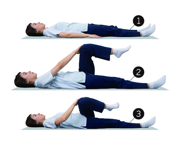 ▲누워서 무릎 반대쪽 팔을 이용해 옆으로 당기는 동작. 각도별로 다른 근육의 스트레칭 효과를 얻을 수 있기 때문에 30도, 60도, 90도 등 다양한 다리의 각도로 시행할 수 있다. 당긴 상태에서 5~10초 정도 유지한다. 양쪽 다리 모두 번갈아 운동한다. (브라보마이라이프)