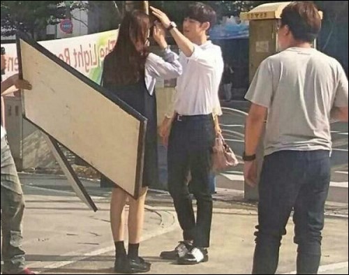 ▲이제훈 신민아(출처=온라인 커뮤니티)