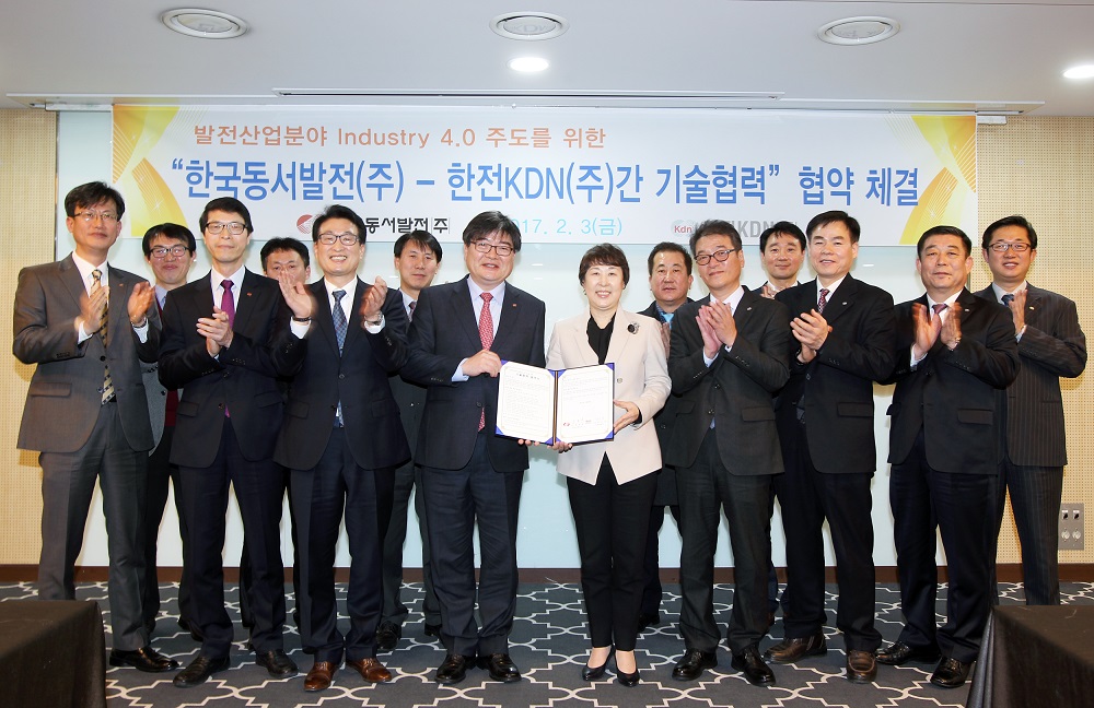 ▲김용진 한국동서발전 사장(앞줄 왼쪽에서 네번째)과 임수경 한전KDN 사장(앞줄 왼쪽에서 다섯번째) 및 관계자들이 기술협력 협약 체결 후 기념사진을 촬영하고 있다. (사진=한국동서발전)
