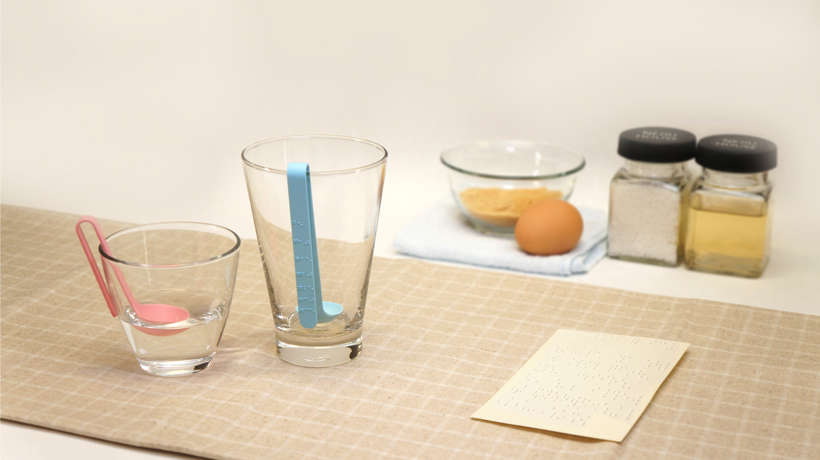 ▲박은진 디자이너의 ‘시각장애인을 위한 물에 뜨는 계량 스푼’(BUOYANT MEASURING SPOON FOR THE BLIND).(사진제공=렉서스)