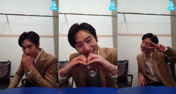 ▲배우 이제훈(사진=네이버 V앱)