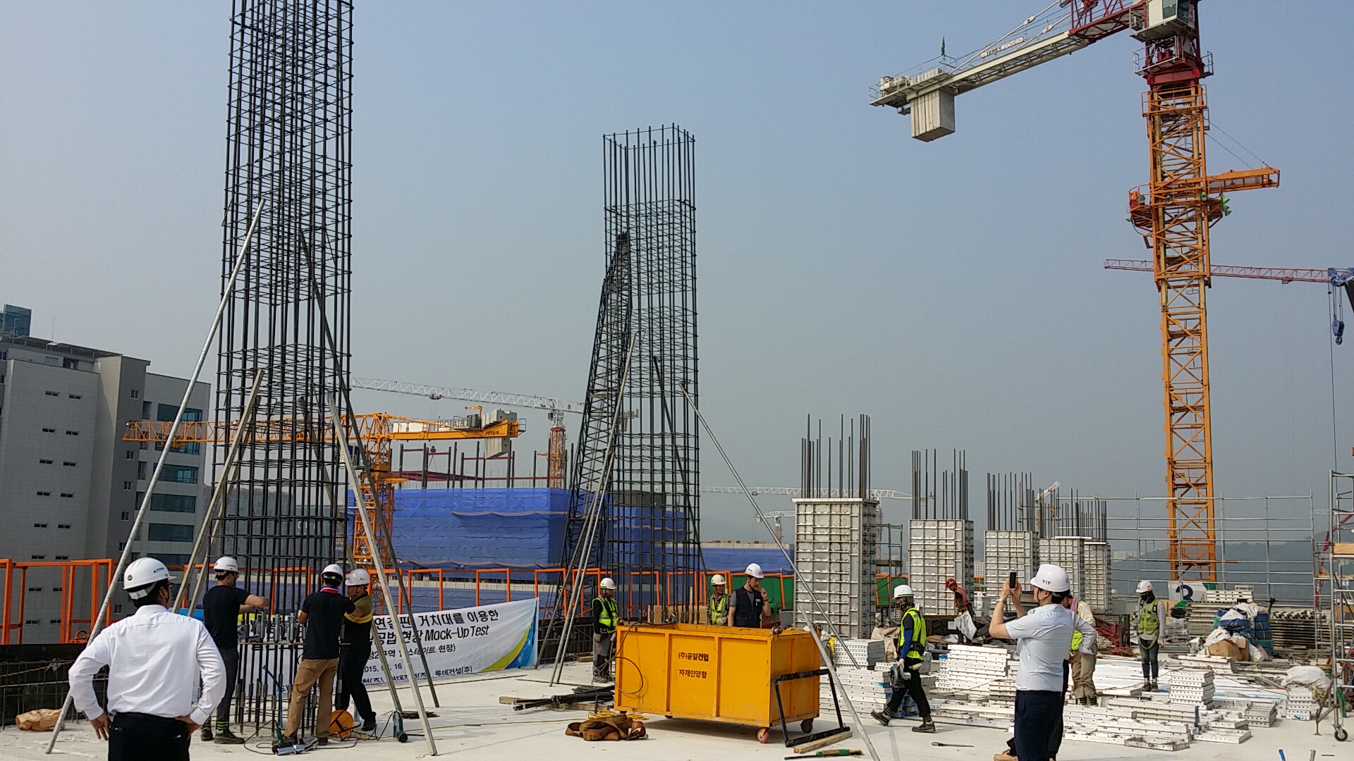 ▲앞쪽 2개는 신기술 공법으로 조립된 것이며, 뒤의 기둥들은 '이음공법' 방식으로 조립된 것. 신기술 공법을 이용할 경우 2개 층을 한꺼번에 조립할 수 있다는 게 현대제철의 설명이다. (사진제공=현대제철)