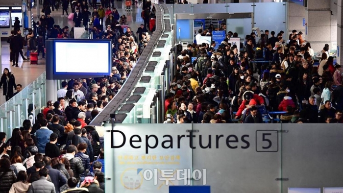 ▲민족대명절인 설 이틀 전이었던 1월 26일 오전 연휴기간 동안 해외여행을 떠나려는 인파로 인천공항 출국장이 붐비고 있다. 이동근 기자 foto@

