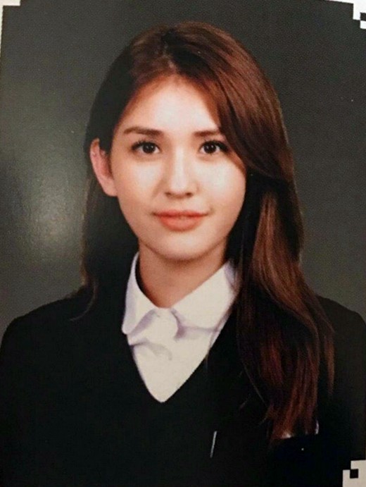 ▲전소미 청담중학교 졸업사진(사진=온라인 커뮤니티)