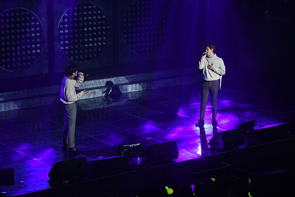 ▲B1A4 진영, 신우 유닛무대(사진=WM엔터테인먼트)