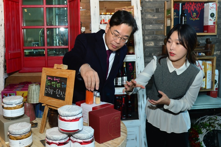 ▲송언석 기재부 2차관(왼쪽)이 경상북도 문경시를 6일 방문해 전통고추장 가공판매 시설을 둘러보고 있다.(기획재정부)