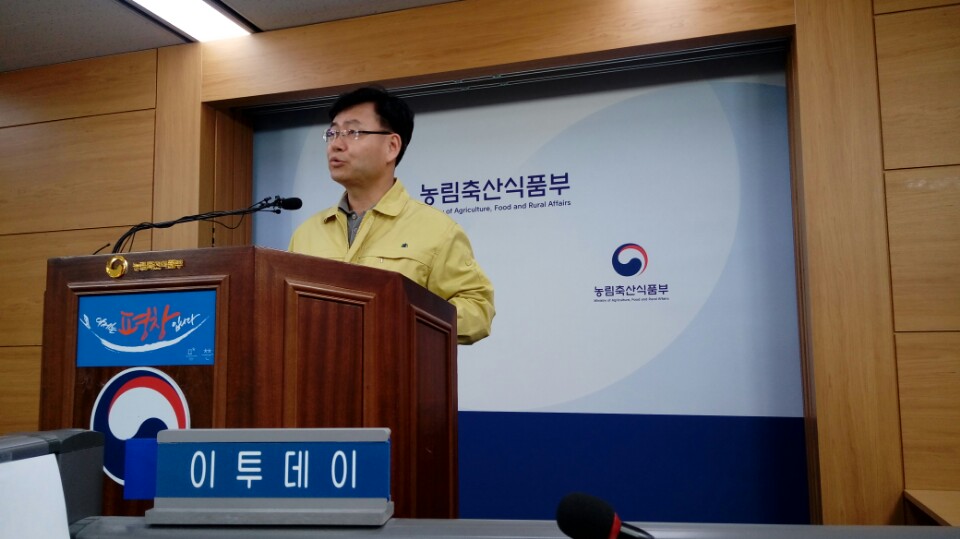 ▲김경규 농림축산식품부 식품산업정책실장이 6일 정부세종청사 농식품부 기자실에서 구제역 발병 현황과 정부의 향후 대책을 브리핑하고 있다.