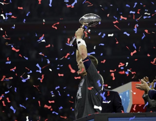 ▲뉴잉글랜드 패트리어츠의 쿼터백인 톰 브래디가 6일(현지시간) 미국프로미식축구(NFL) 챔피언 결정전 슈퍼볼에서 팀의 기적적인 역전승을 이끈 후에 우승 트로피인 빈스롬바르디 트로피를 들어올리고 있다. AP뉴시스