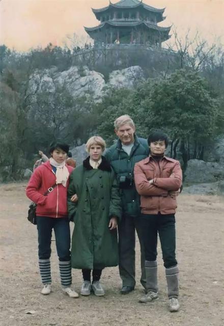 ▲마윈(오른쪽) 알리바바 그룹 회장이 1980년대 중국을 방문한 호주인 친구 켄 몰리 씨 가족과 기념사진을 촬영하고 있다.(연합뉴스)