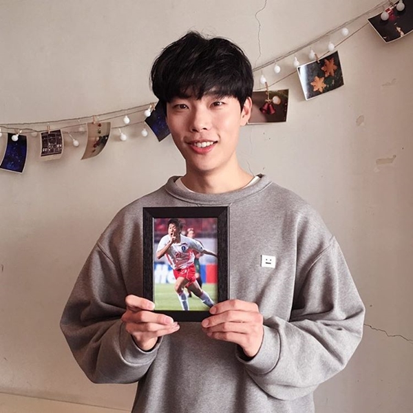 ▲배우 류준열(사진=씨제스엔터테인먼트 공식 인스타그램)