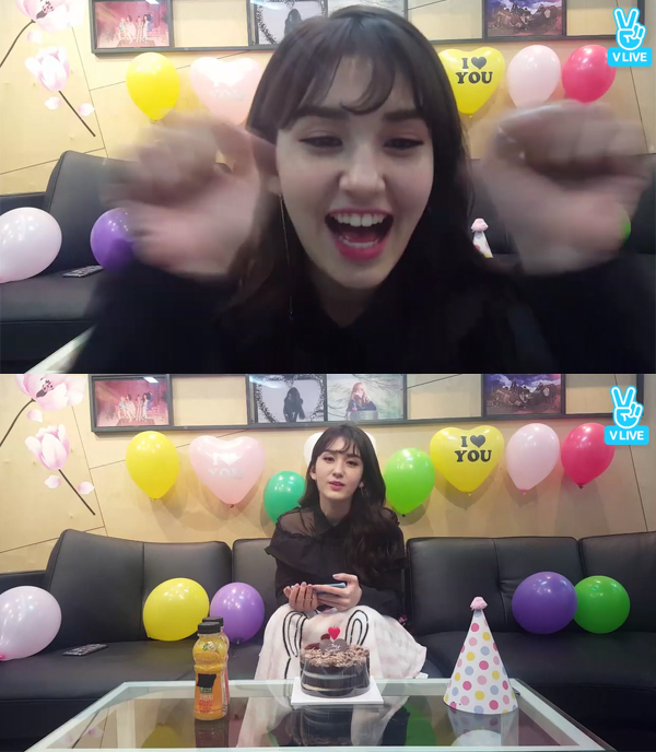 ▲8일 오후 전소미가 네이버 V앱 오픈 기념 생방송을 진행했다.(사진=네이버 V LIVE)