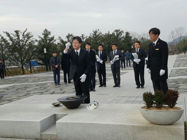 ▲바른정당 유승민 의원이 8일 경남 김해 봉하마을을 방문해 참배하고 있다. (사진=유승민 의원실)