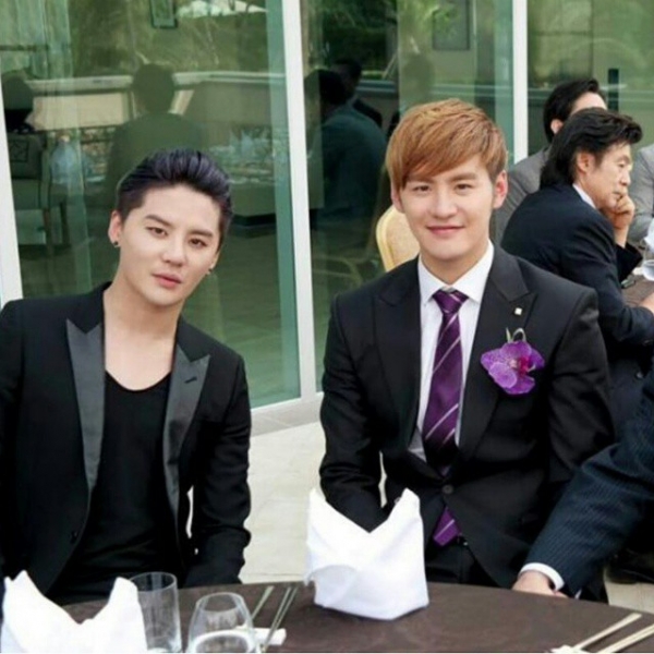 ▲가수 겸 뮤지컬배우 김준수(좌)와 친형 김무영(사진=김무영 SNS)