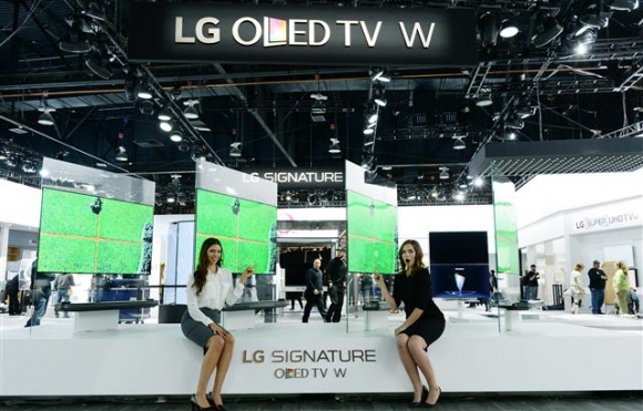 ▲LG전자는 지난달 미국 라스베이거스에서 열린 CES 2017에서 두께 2.57㎜의 ‘LG 시그니처 OLED TV W’를 공개했다. LG전자 모델들이 ‘LG 시그니처 OLED TV W’를 소개하고 있다. (사진제공=LG전자)