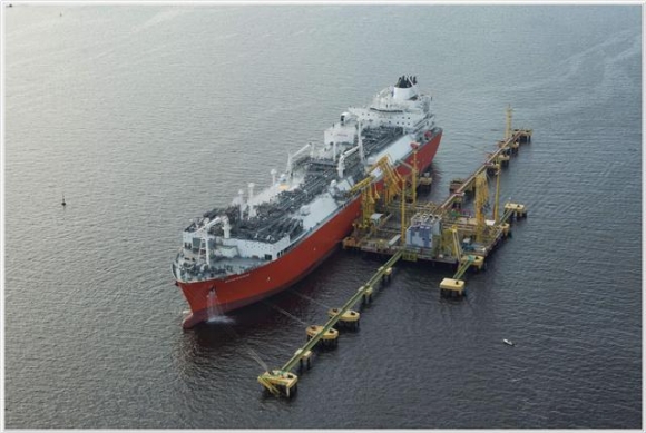 ▲대우조선해양이 건조해 지난 2014년 인도한 엑셀러레이트의 LNG-FSRU가 해상에서 천연가스를 공급하고 있다. 사진제공=대우조선해양