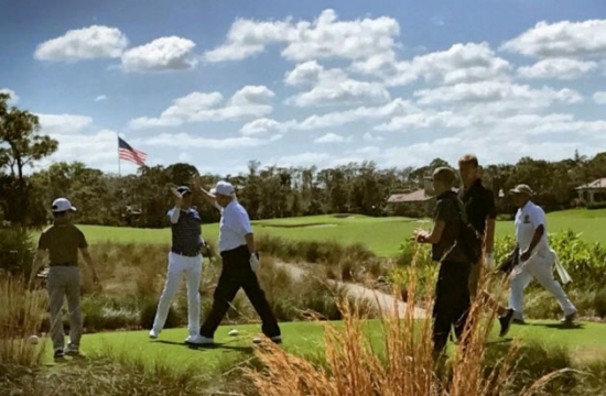 ▲트럼프 인터내셔널 골프장에서 11일(현지시간) 골프 라운딩을 하던 중 하이파이브를 나누는 아베 총리와 트럼프 대통령. 사진=트럼프 트위터