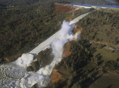 ▲미국 캘리포니아주 오로빌 댐이 12일 범람 위기가 고조되자 당국이 댐 인근 주민 13만명에 긴급대피령을 내렸다. 사진=AP연합뉴스