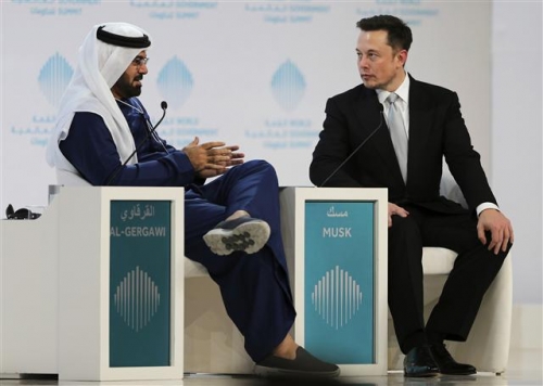 ▲엘론 머스크(오른쪽) 테슬라 최고경영자(CEO)가 13일(현지시간) 두바이에서 열린 ‘월드거번먼트서밋(WGS)’에서 발언하고 있다. 그는 이 자리에서 인공지능(AI)의 위험성을 거듭 경고했다. 두바이/AP연합뉴스 