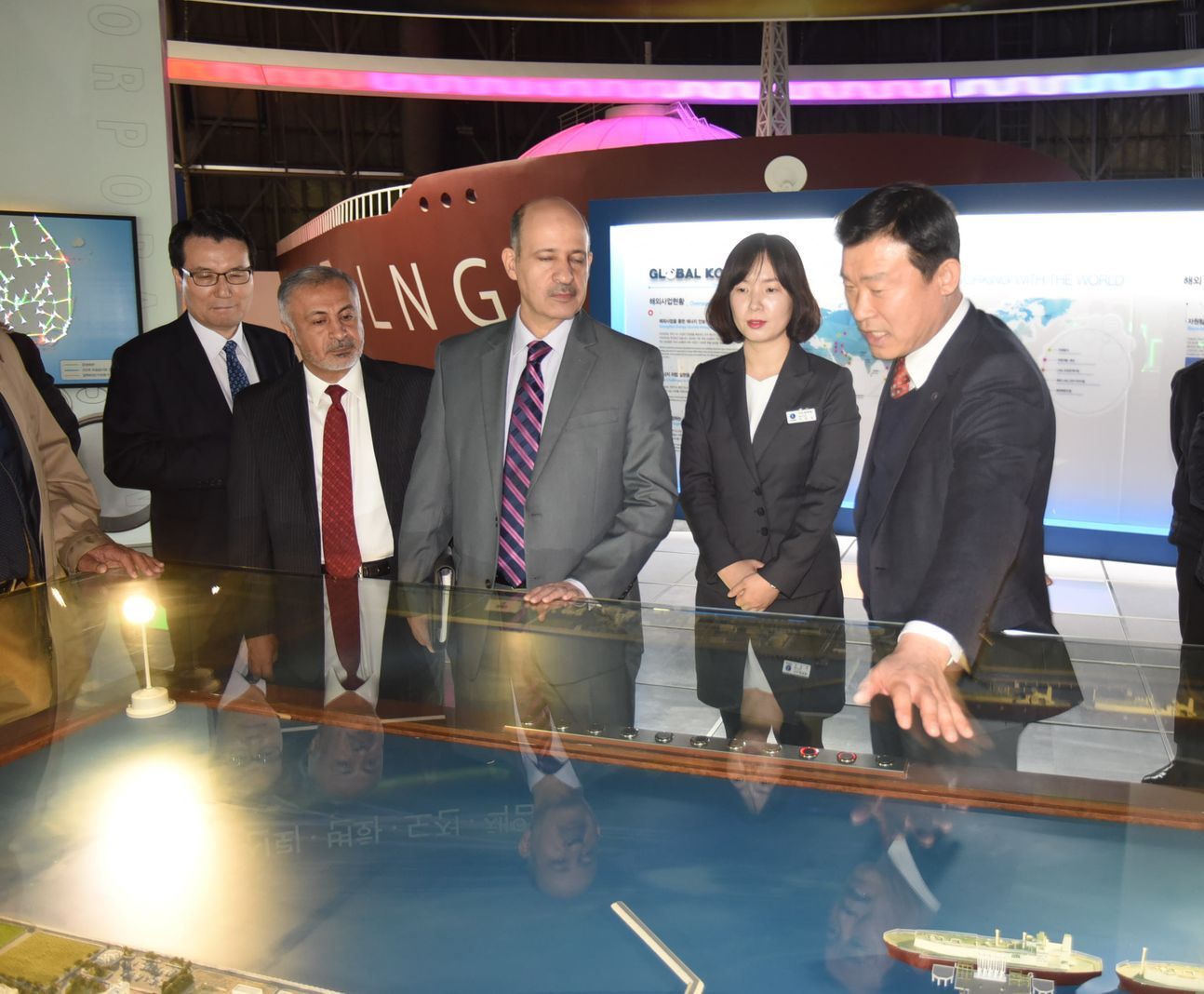 ▲한국가스공사 고수석 생산본부장(오른쪽)이 14일 쿠웨이트 국영석유화학회솨 아흐마드 알 제마즈 부사장(오른쪽에서 3번째)에게 인천LNG기지에 대해 설명하고 있다. (사진=한국가스공사)