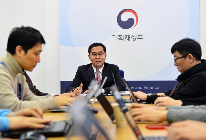 ▲이찬우 기재부 차관보(가운데)가 15일 정부세종청사에서 최근 경기동향을 브리핑하고 있다.( 기획재정부)