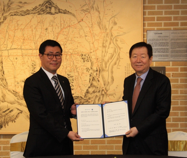 ▲서울대학교는 장원준 신풍제약 사장이 서울대학교 약학대학 건축 및 시설확충기금으로 10억원을 기부했다고 15일 밝혔다. 장원준 신풍제약 사장(왼쪽)과 성낙인 서울대학교 총장(오른쪽).(사진제공=서울대학교)