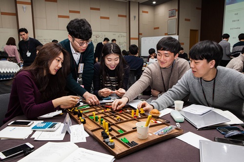 ▲SK이노베이션 신입사원들이 13일부터 대전 이노베이션 센터에서 대표적인 신입사원 교육프로그램 중 하나인 SKMG(SK Management Game)에 참여하고 있다.
 (사진제공=SK이노베이션)