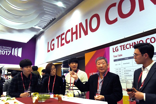 ▲구본무 LG 회장이 15일 서울 코엑스 인터컨티넨탈 호텔에서 열린 'LG 테크노 콘퍼런스'에서 석·박사 R&D 인재들과 대화를 나누고 있다.(사진제공=LG그룹)