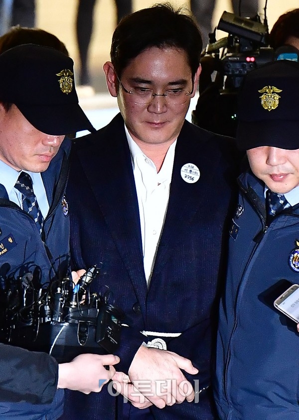 ▲이재용 삼성전자 부회장이 18일 오후 구속 이후 처음으로 서울 대치동 특검 사무실로 소환되고 있다. 이동근 기자 foto@