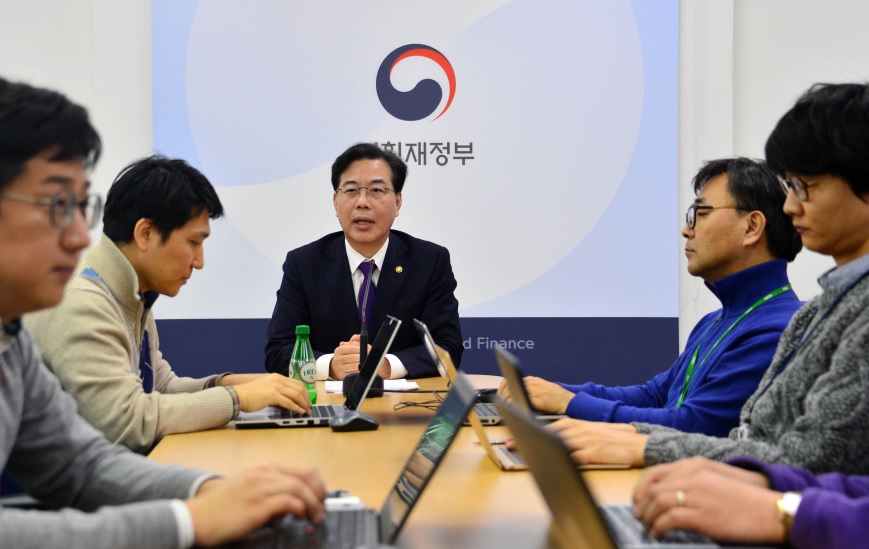 ▲송언석 기재부 2차관(가운데)이 20일 정부세종청사에서 50년 만기 국고채 추가발행 계획을 발표하고 있다.(기획재정부)