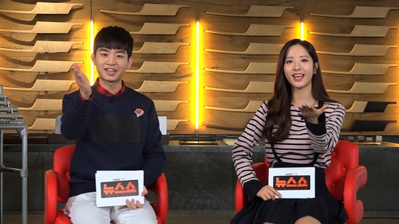 ▲EBS ‘보니하니’의 MC 신동우(왼쪽)와 걸그룹 우주소녀의 멤버 보나(오른쪽)가 현대차그룹이 'HMG TV-뉴스쇼' 진행을 하고 있다.(사진제공=현대자동차그룹)