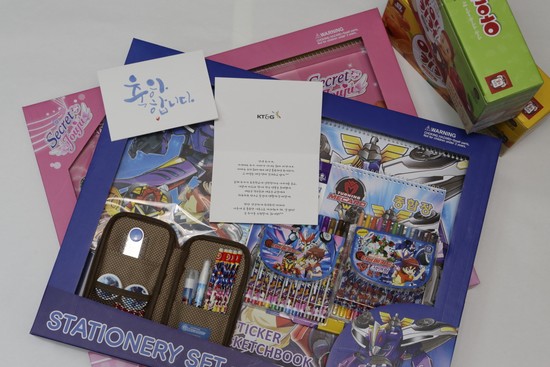 ▲KT&G CEO의 입학 축하카드와 선물세트.(사진제공=KT&G)