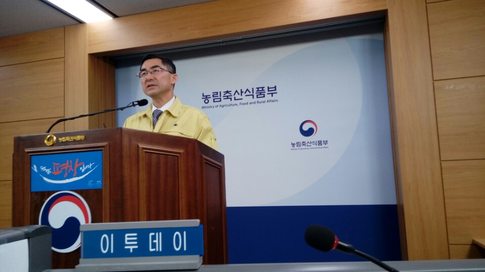 ▲이준원 농림부 차관이 20일 정부세종청사에서 구제역 관련 브리핑을 하고 있다.