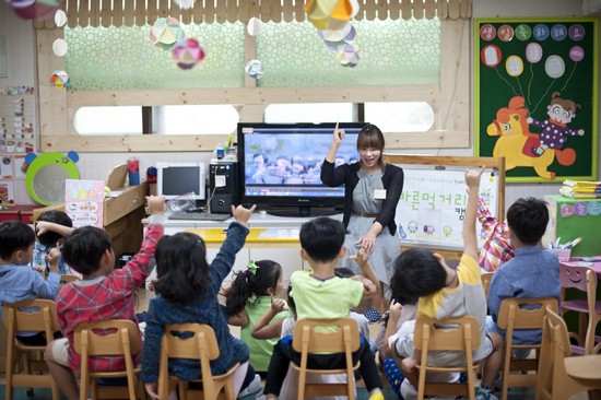 ▲풀무원은 한국능률협회컨설팅(KMAC)이 조사한 ‘2017년 한국에서 가장 존경받는 기업’ 올스타 30대 기업으로 11년 연속 선정됐다고 21일 밝혔다.  풀무원은 어린이들의 올바른 식습관 형성을 위해 2010년부터 ‘바른먹거리 캠페인’을 전개하고 있다.(사진제공=풀무원)