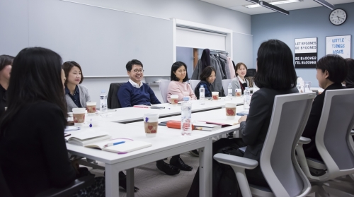 ▲20일 열린 W포럼에서 박상규 SK네트웍스 사장이 구성원들과 토론하고 있다. (사진제공=SK네트웍스 )