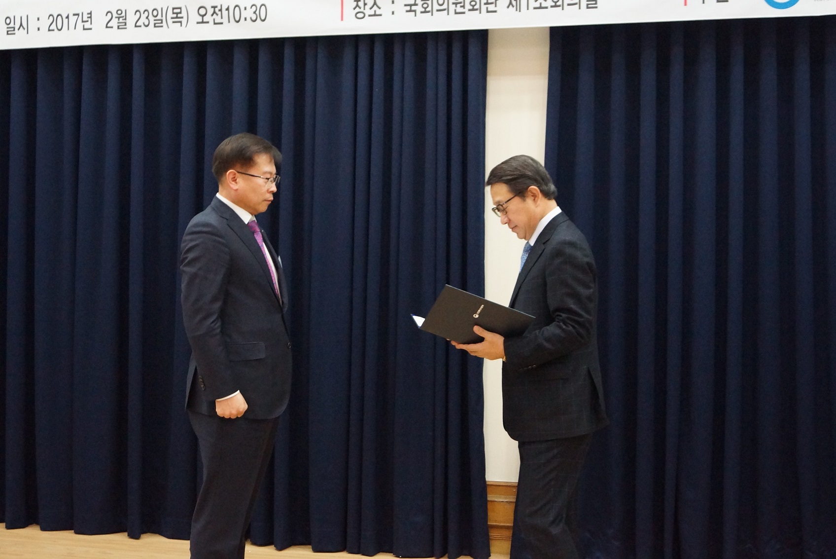 ▲장관상을 수상하고 있는 서부발전 김동섭 기술본부장. (사진=한국서부발전 )