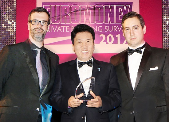 ▲KEB하나은행이 영국 유로머니(Euromoney)지로부터 PB 부문 국가별 최고상인 ‘대한민국 최우수 PB은행’(Best Private Bank in Korea)상을 통산 열 번째 수상했다. 22일 저녁(현지시간) 영국 런던 플레이스터러스홀(Plaisterers’ Hall)에서 진행된 ‘Euromoney 2017 Private Banking Survey Award’에서 함영주 KEB하나은행 은행장(가운데)이 시상자인 조쉬 프리드랜더(Josh Friedlander) 유로머니지(誌) 데이터분석 담당 편집장(오른쪽)으로부터 수여받은 상패를 들고 기념촬영을 하고 있다. 왼쪽은 사회자인 영국 배우 겸 코미디언 마커스 브릭스토크(Marcus Brigstocke).(사진제공=KEB하나은행)