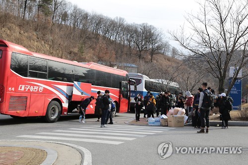 ▲지난 22일 신입생 오리엔테이션(이하 OT)을 가다가 버스가 추락하는 사고를 당한 금오공대 학생들이 23일 OT를 무사히 마치고 학교에 복귀했다.(사진출처=연합뉴스)