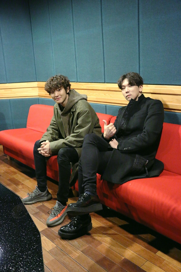 ▲그룹 엑소 찬열(왼쪽)과 가수 정기고(사진=스타쉽엔터테인먼트)