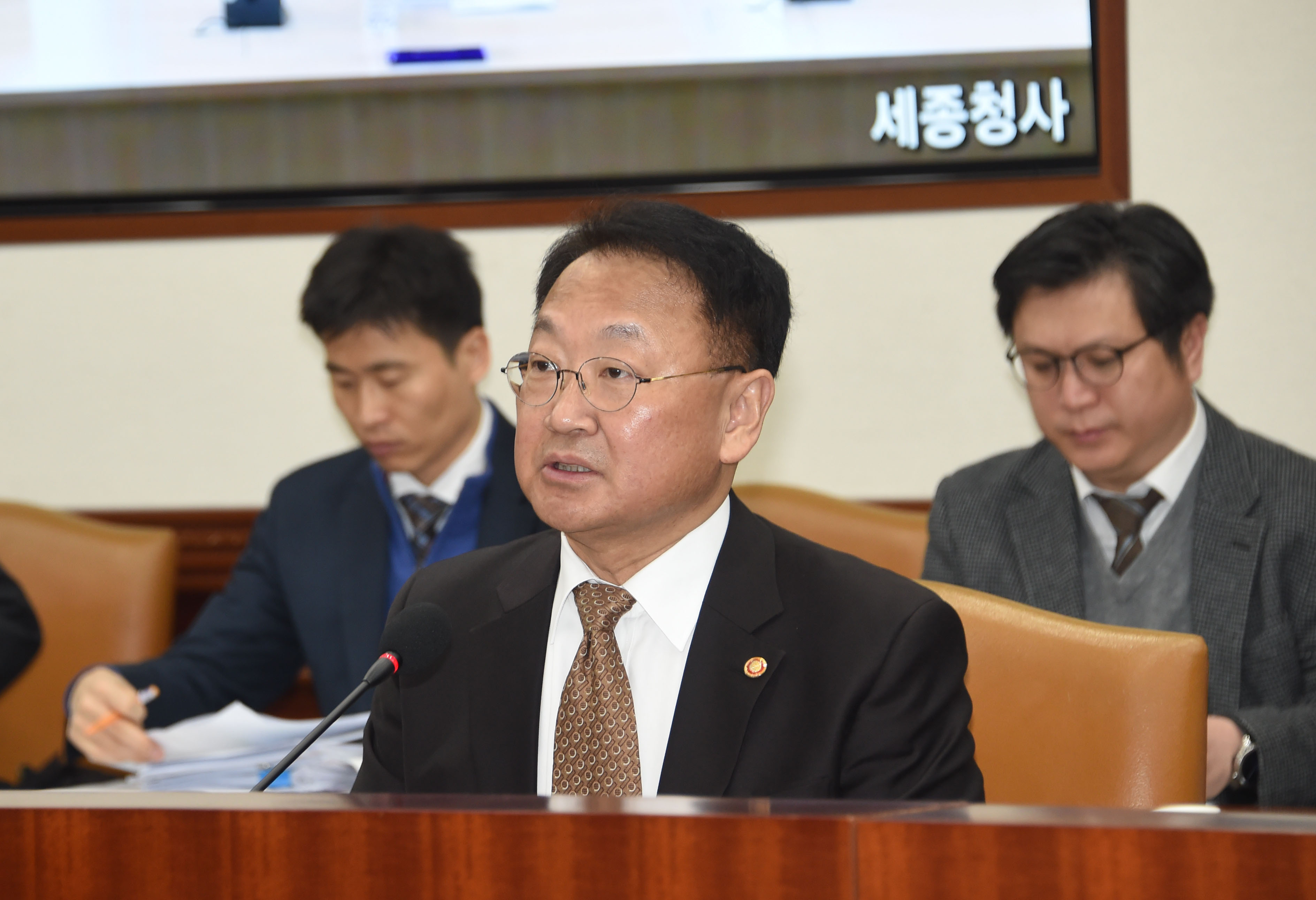 ▲유일호 부총리(가운데)가 24일 정부서울청사에서 대외경제장관회의를 주재하고 있다.(기획재정부)