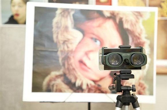▲릴루미노를 삼성전자의 스마트폰 갤럭시 시리즈에 적용해 눈 앞에 사진을 정상적으로 볼 수 있다.  
