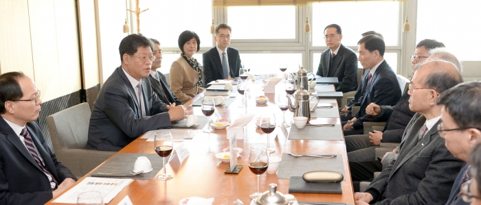 ▲코트라는 수출전문위원의 성과와 노하우를 공유하고자 24일 서울 서초구 KOTRA 본사에서 ‘수출전문위원 성공사례 간담회’를 개최했다. 김재홍 코트라 사장(왼쪽 두 번째)이 간담회 인사말을 하고 있다. (사진 제공 = 코트라)