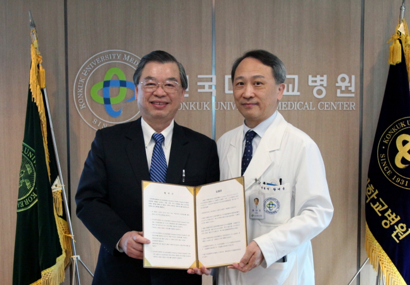 ▲건국대병원은 24일 대만의 장화기독교병원과 MOU를 맺었다. (왼쪽부터 대만 장화기독교병원 쑨 마오셩 진료부원장, 건국대병원 황대용 병원장)(건국대학교병원 제공)
