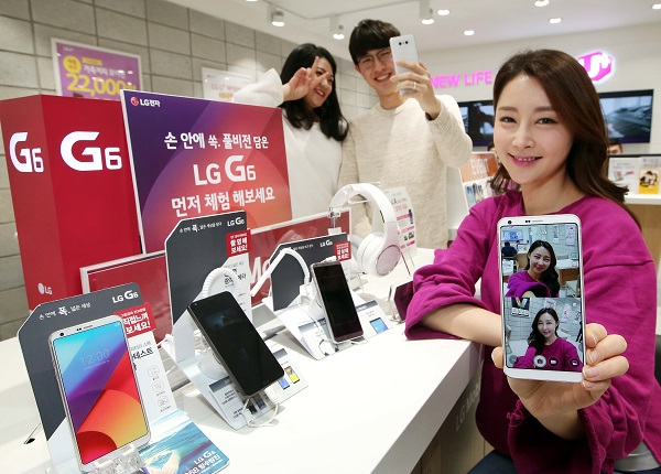 ▲LG전자는 27일부터 전국 이동통신 3사 대리점을 비롯해 LG 베스트샵, 하이마트, 전자랜드 등 대형 전자제품 판매점까지 총 3000여 개 매장에 ‘LG G6’ 체험존을 설치한다.(사진제공=LG전자)
