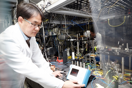▲SK텔레콤 퀀텀 테크 랩(Quantum Tech. Lab) 연구원들이 양자암호통신 장비를 테스트하고 있다.
(사진제공= SK텔레콤)