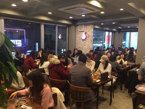 ▲굽네치킨 신오쿠보점에서 식사를 하는 일본인 고객 모습.(사진제공=굽네치킨)