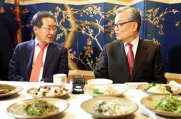 ▲자유한국당 인명진 비상대책위원장과 홍준표 경상남도(왼쪽)지사가 28일 오후 경남 창원시 한 식당에서 열린 오찬 회동에서 대화 하고 있다. 2017.2.28 (사진=연합뉴스)