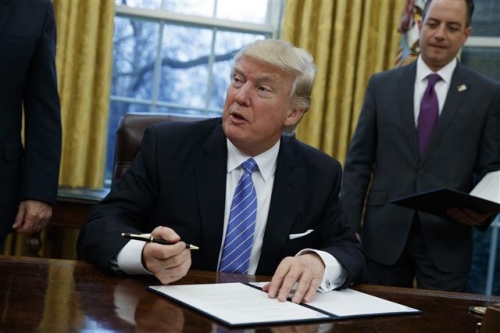 ▲도널드 트럼프 미국 대통령이 지난달 23일(현지시간) 환태평양경제동반자협정(TPP) 탈퇴 대통령 각서에 서명하고 있다. 트럼프 정부는 최근 세계무역기구(WTO) 분쟁조정시스템을 우회할 수 있는 전략을 모색하는 것으로 전해졌다. 워싱턴/AP뉴시스