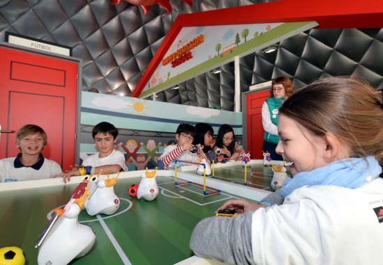 ▲한국 봉동초등학교 어린이들과 스페인 어린이들이 코딩교육용 로봇 '알버트'를 활용해 축구 경기를 하고 있다. (사진제공= SK텔레콤)