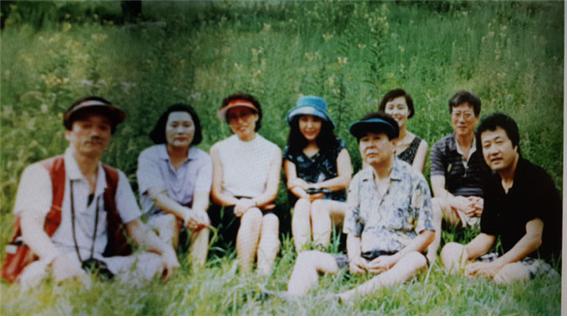 ▲빛바랜 오래 된 남편 친구 부부들과의 사진(박혜경 동년기자)